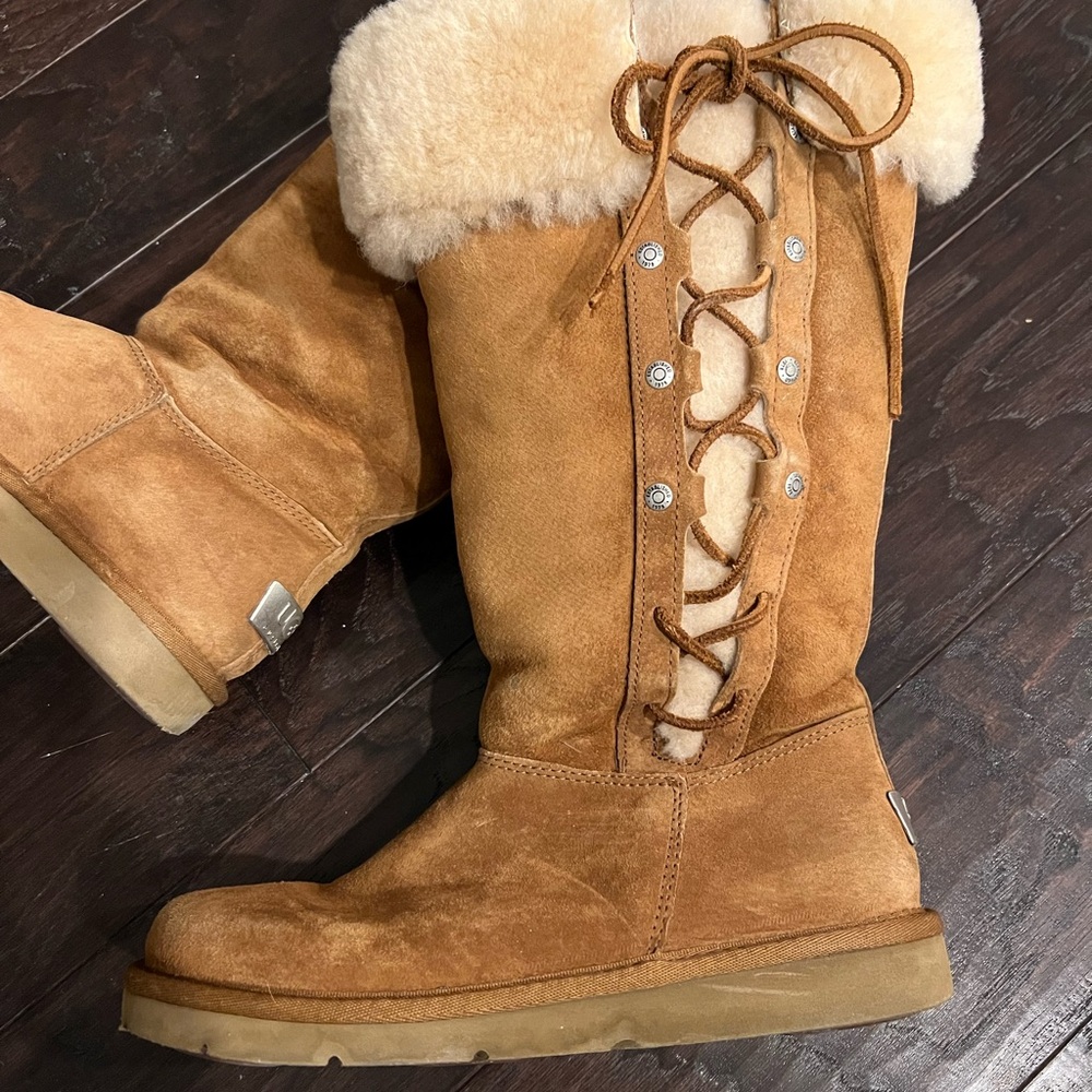 UGG Cozy Tan Suede Lace-up Boots with Fur Lining Women’s Size 7